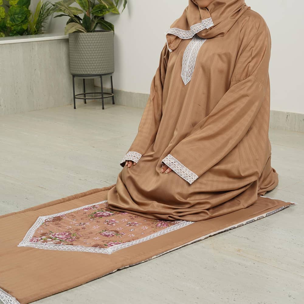 امرأة تصلي على سجادة صلاة