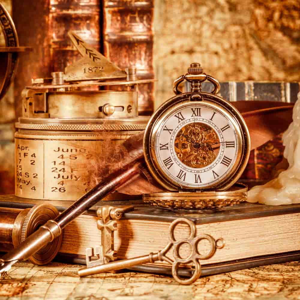 ساعة قديمة وكتاب ومفتاح
