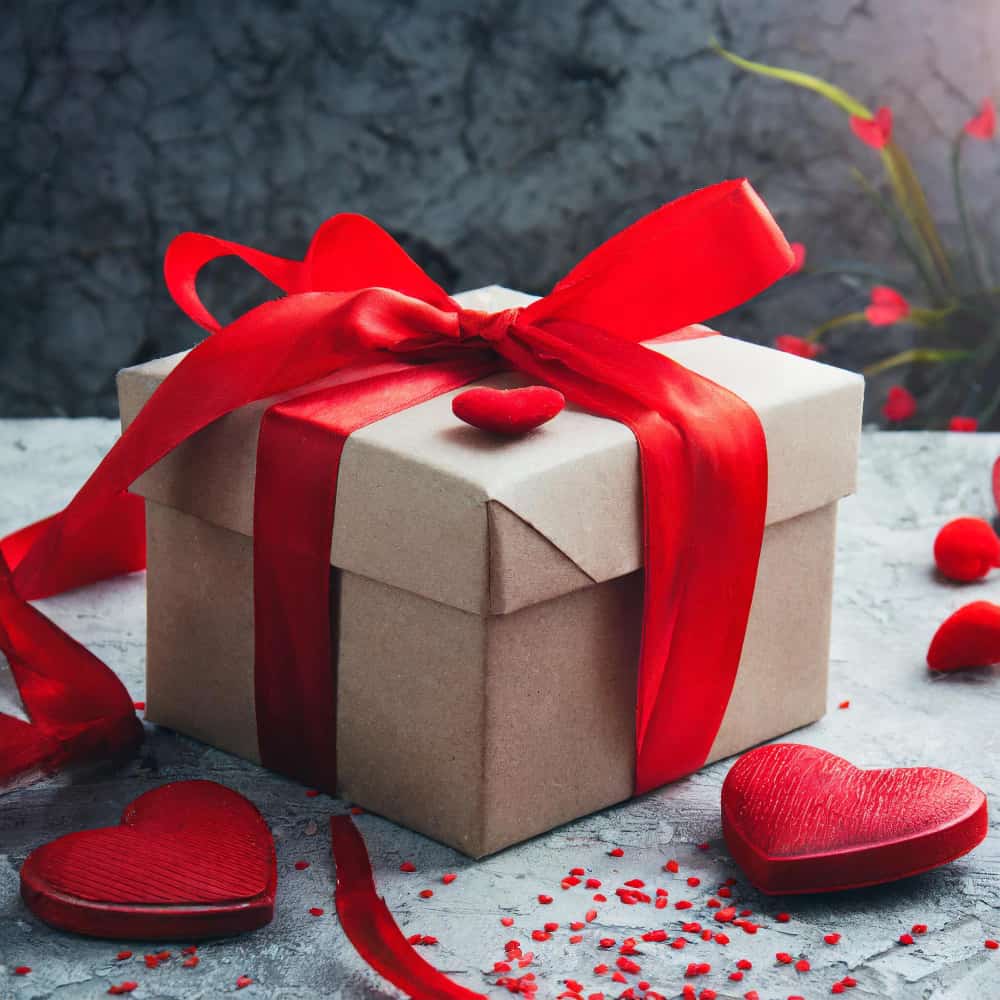 علبة هدية بشريطة حمراء