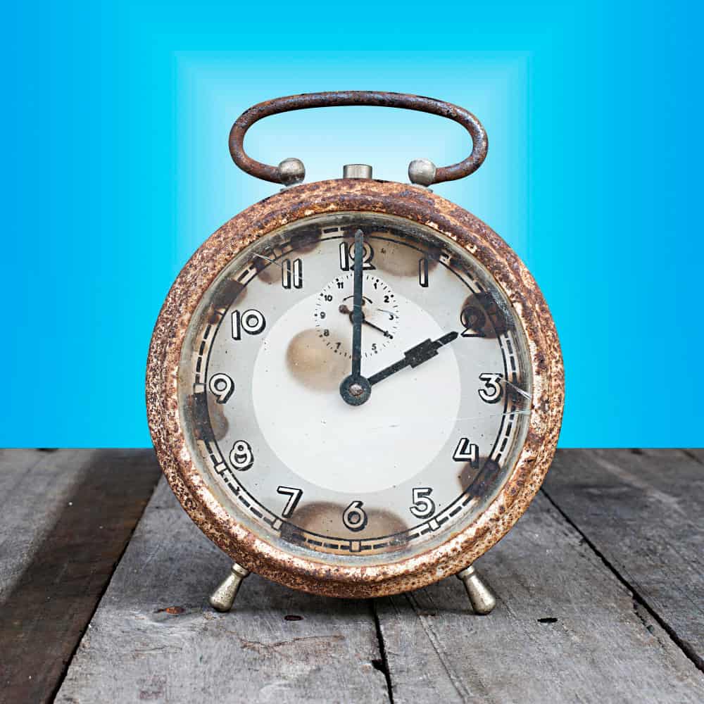 منبه موضوع على منضدة