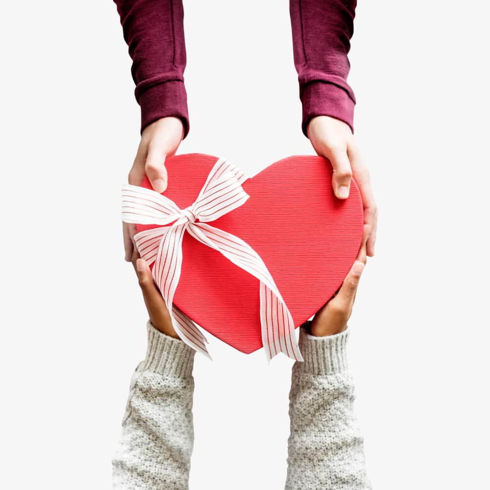 يد رجل تعطي هدية لفتاة