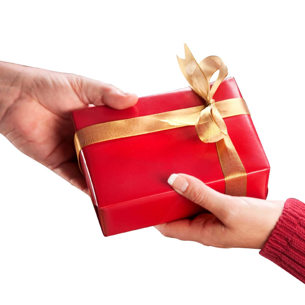 شخص يقدم هدية لفتاة شخص يقدم هدية لفتاة