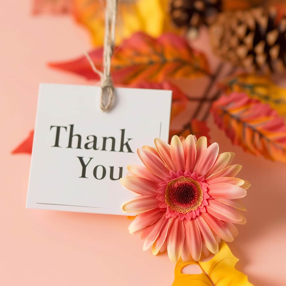 كلمة شكرًا بجانب زهرة كلمة شكرًا بجانب زهرة