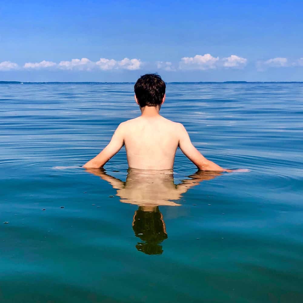 ولد يعوم في البحر ولد يعوم في البحر