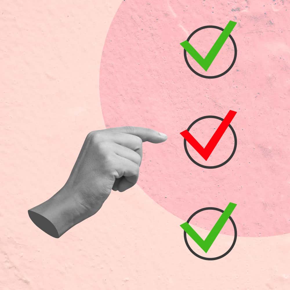 يد تشير إلى علامات صواب يد تشير إلى علامات صواب