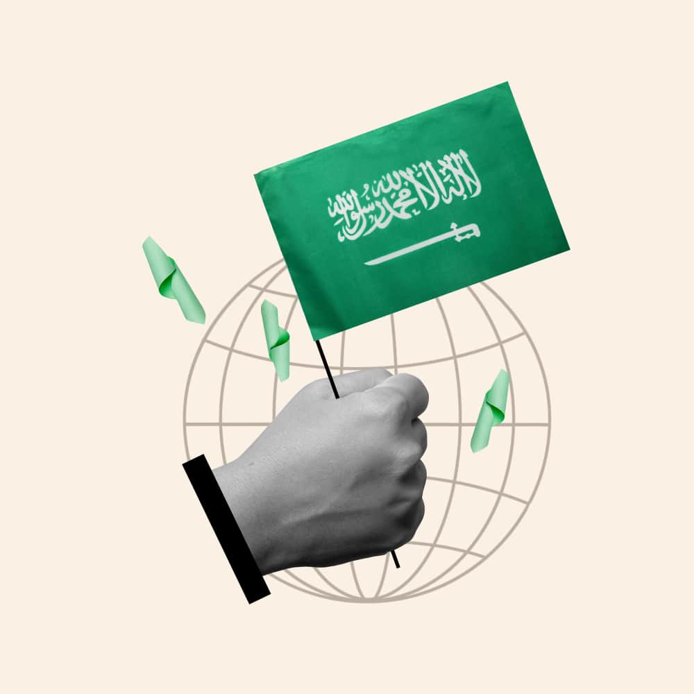 يد تحمل العلم السعودي