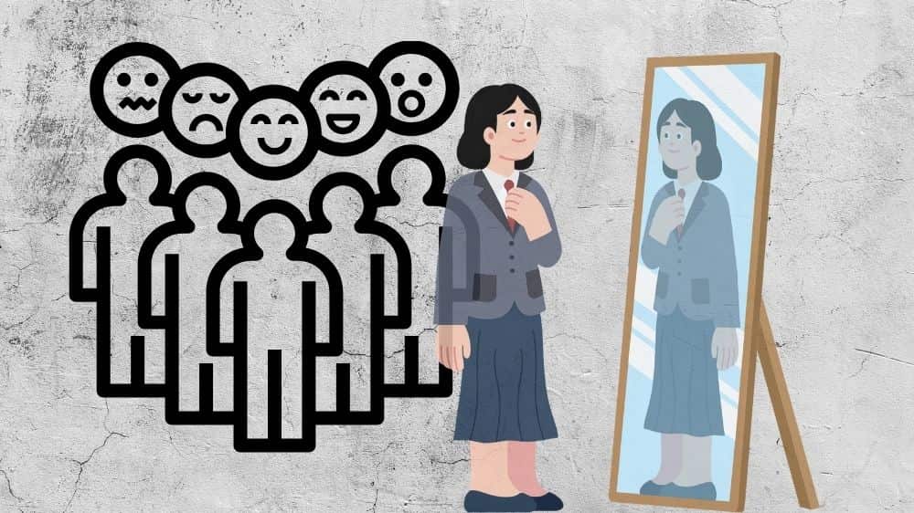 فتاة تنظر لنفسها في المرآة