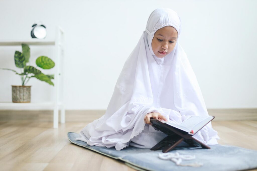بنت صغيرة مسلمة تصلي تقراء القرأن -min