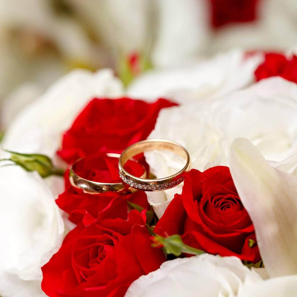 باقة زهور وفوقها خاتم زواج