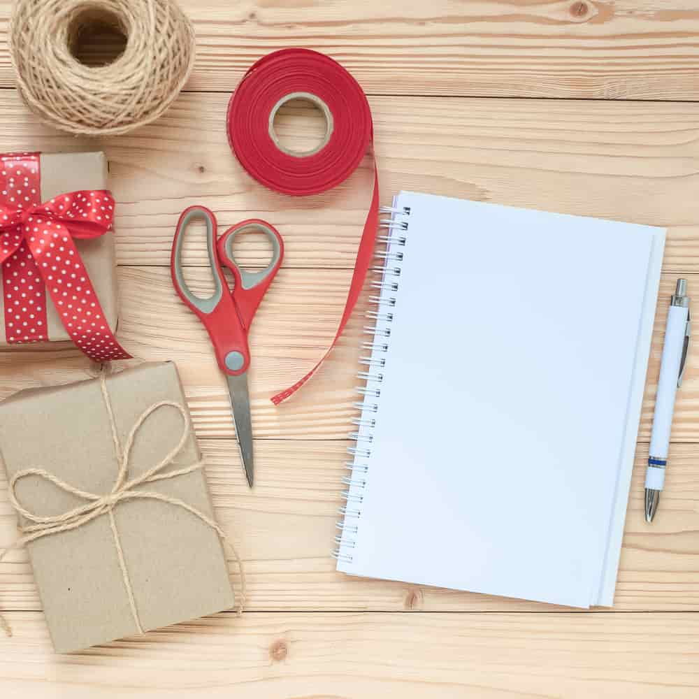 دفتر وأدوات خياطة