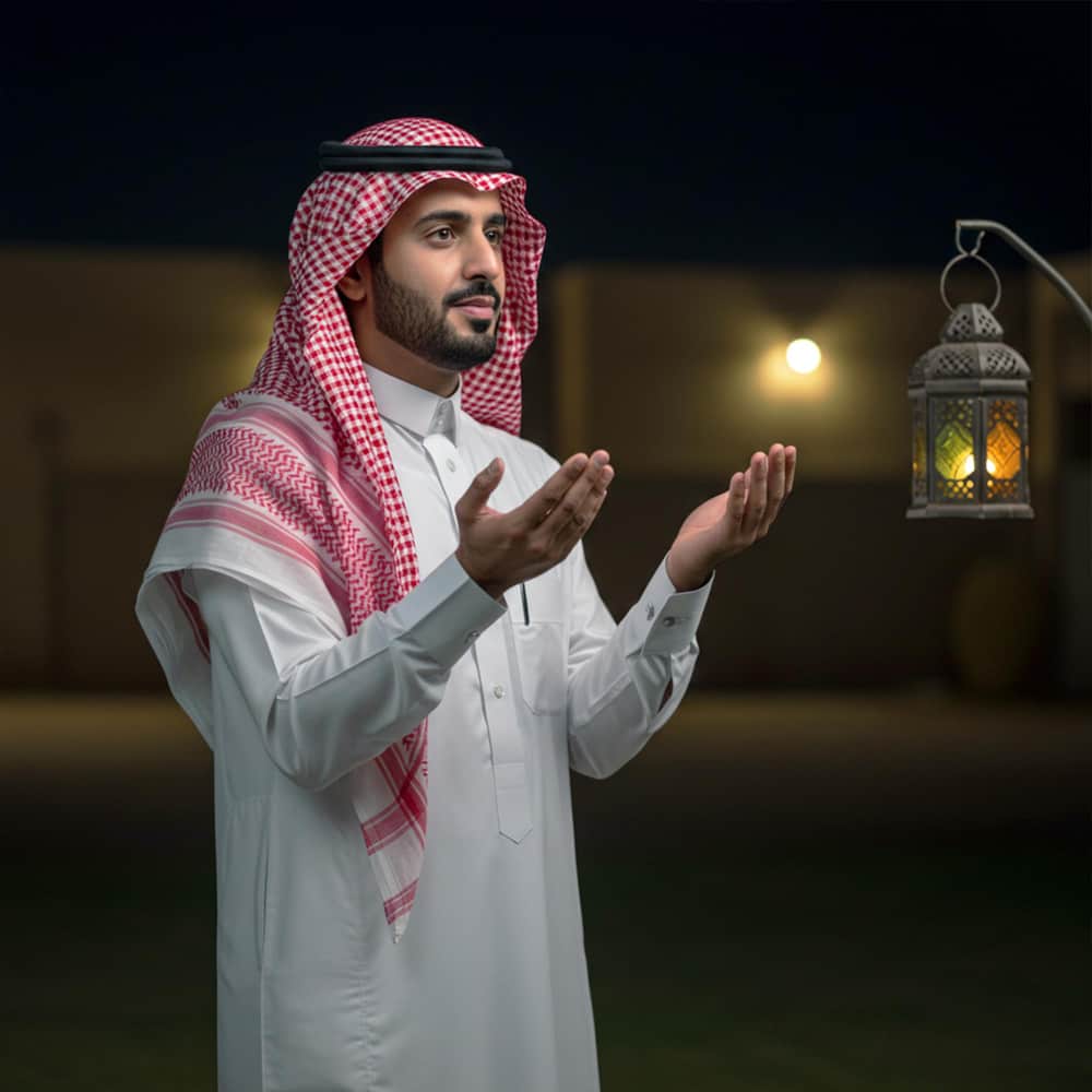 رجل سعودي يرفع يديه