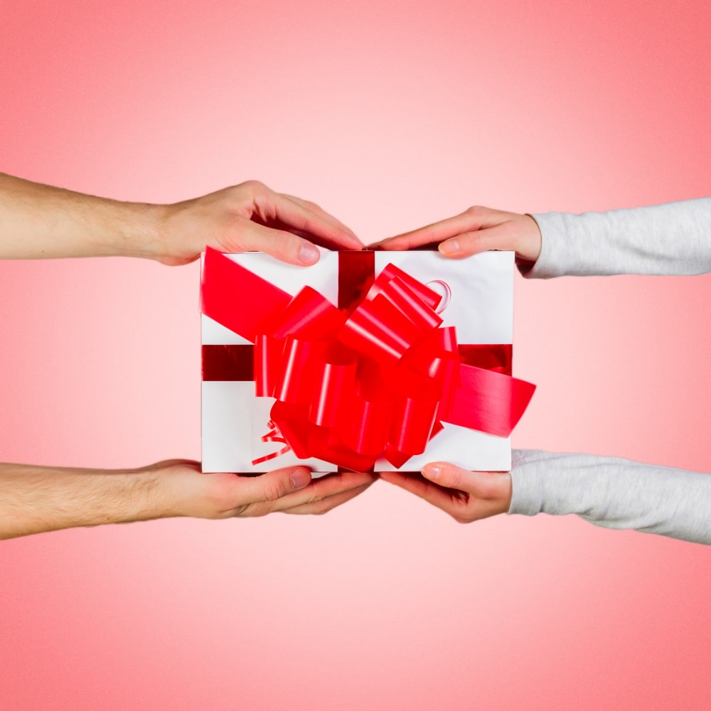 شخص يعطي شخص آخر هدية