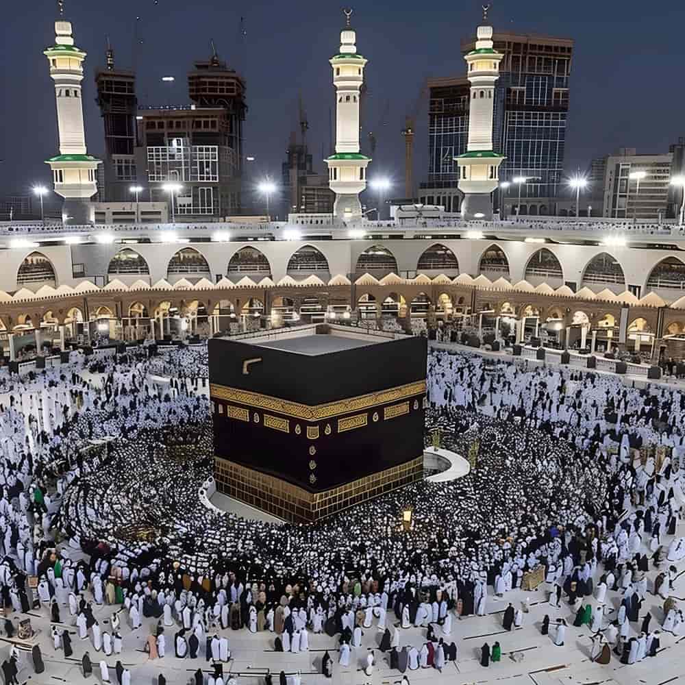 طواف الناس حول الكعبة