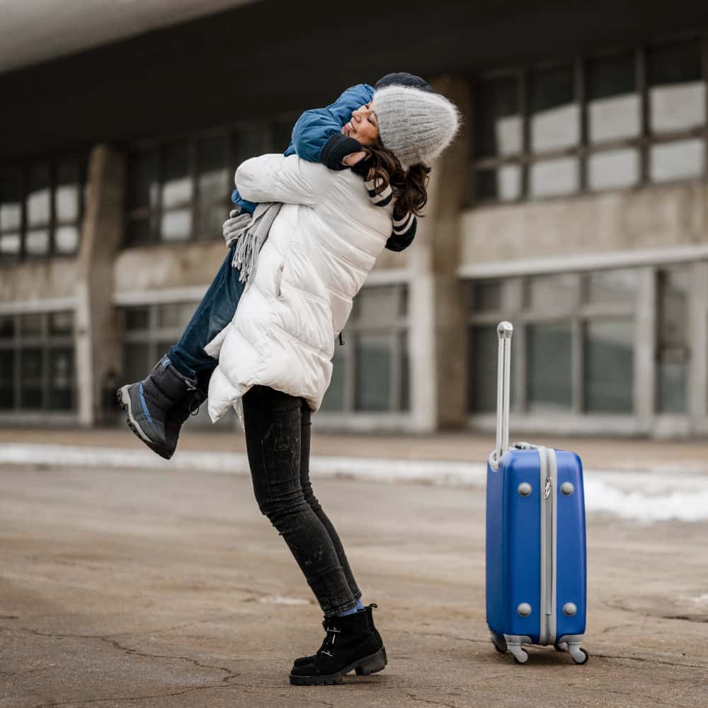 فتاة عائدة من السفر وتحتض طفل صغير