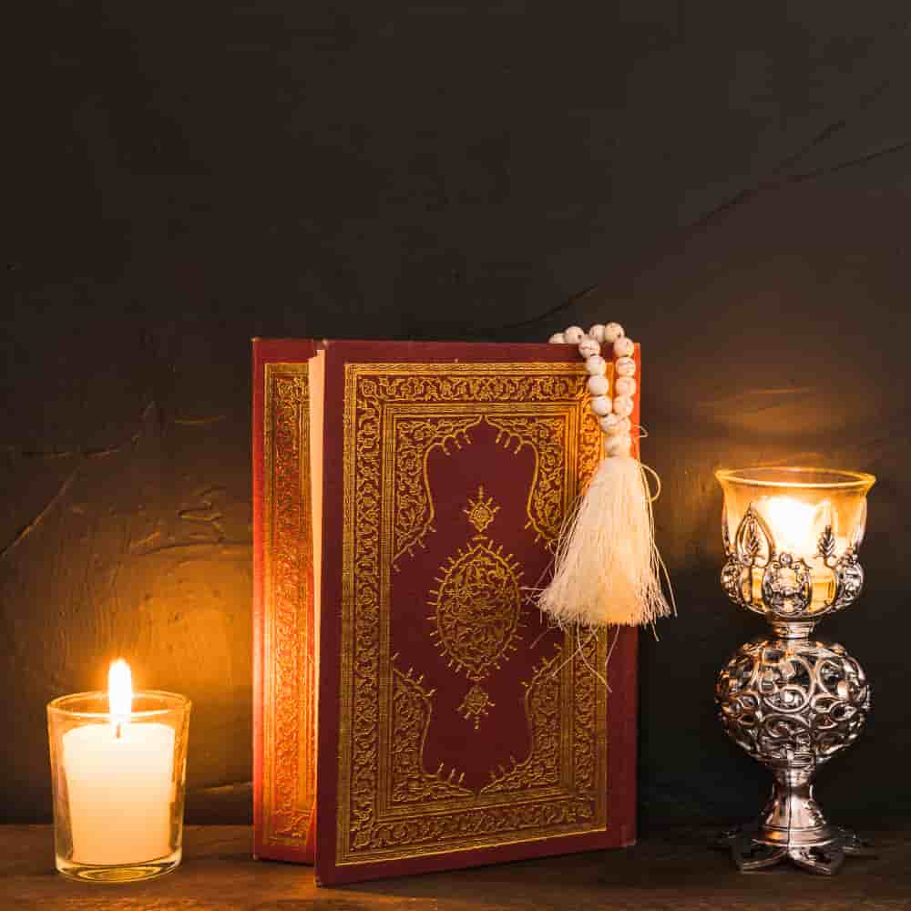 مصحف وسبحة وشمعة