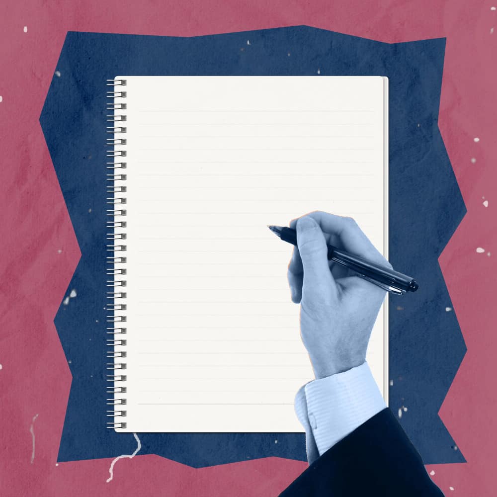 يد تكتب على ورقة