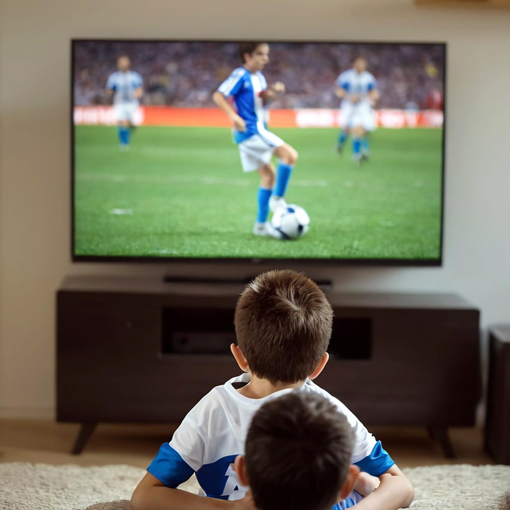 أطفال يشاهدون التلفاز