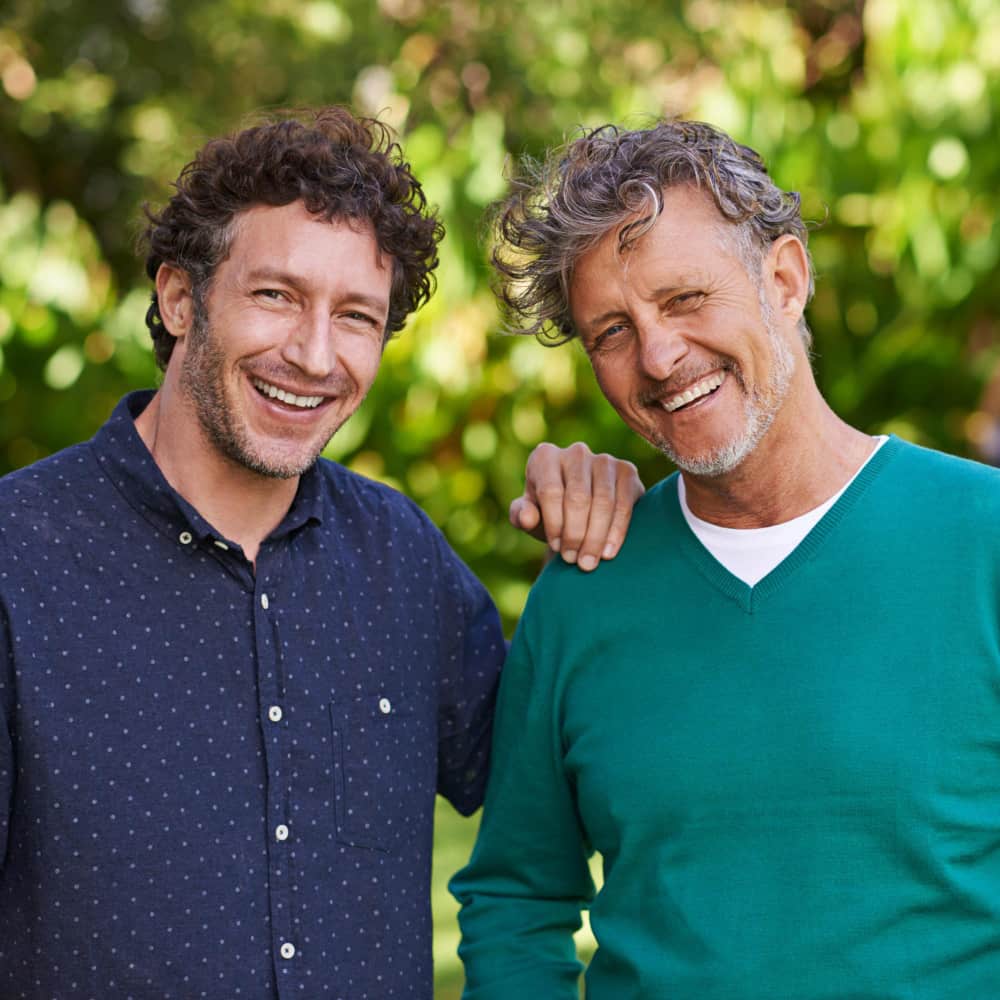 رجلان مبتسمان