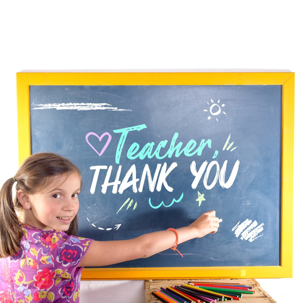 طالبة تكتب على السبورة شكرًا للمعلم