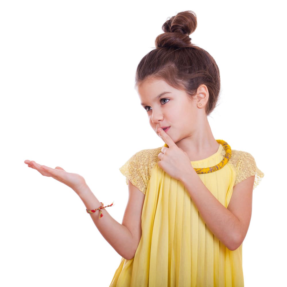 طفلة ترتدي فستان أصفر