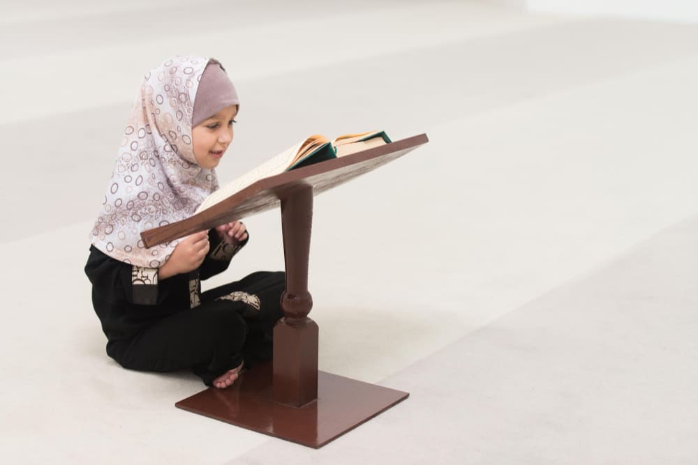 طفلة تقرأ قرآن