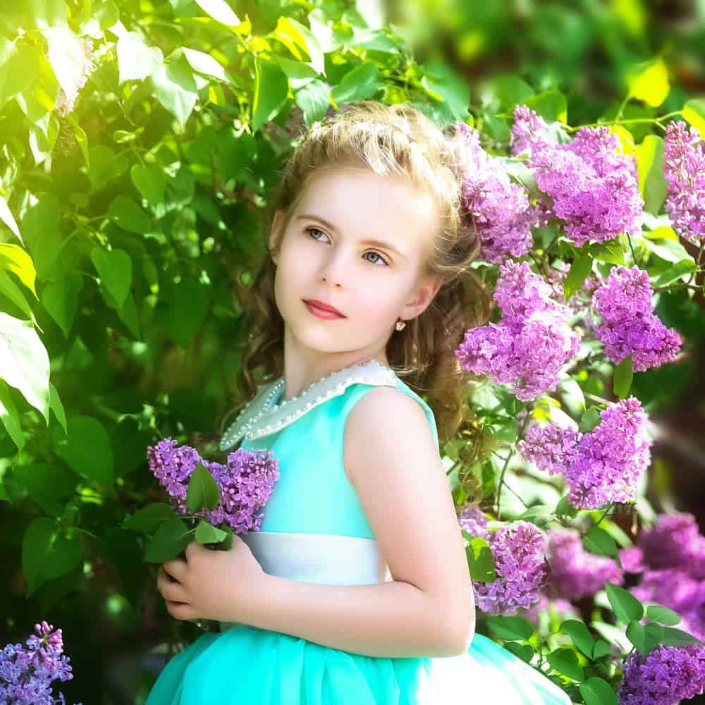 طفلة تمسك وردة