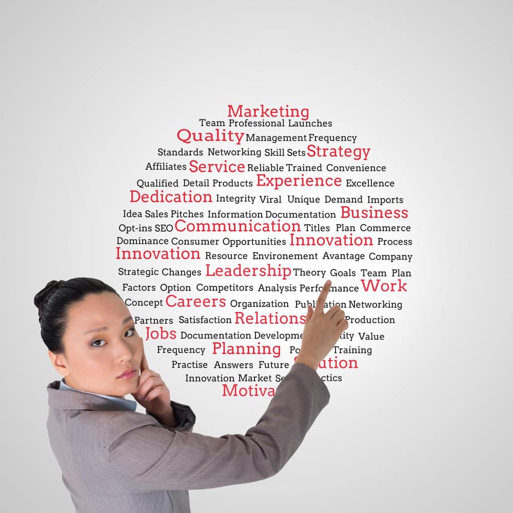 فتاة تشير إلى كلمات إنجليزية