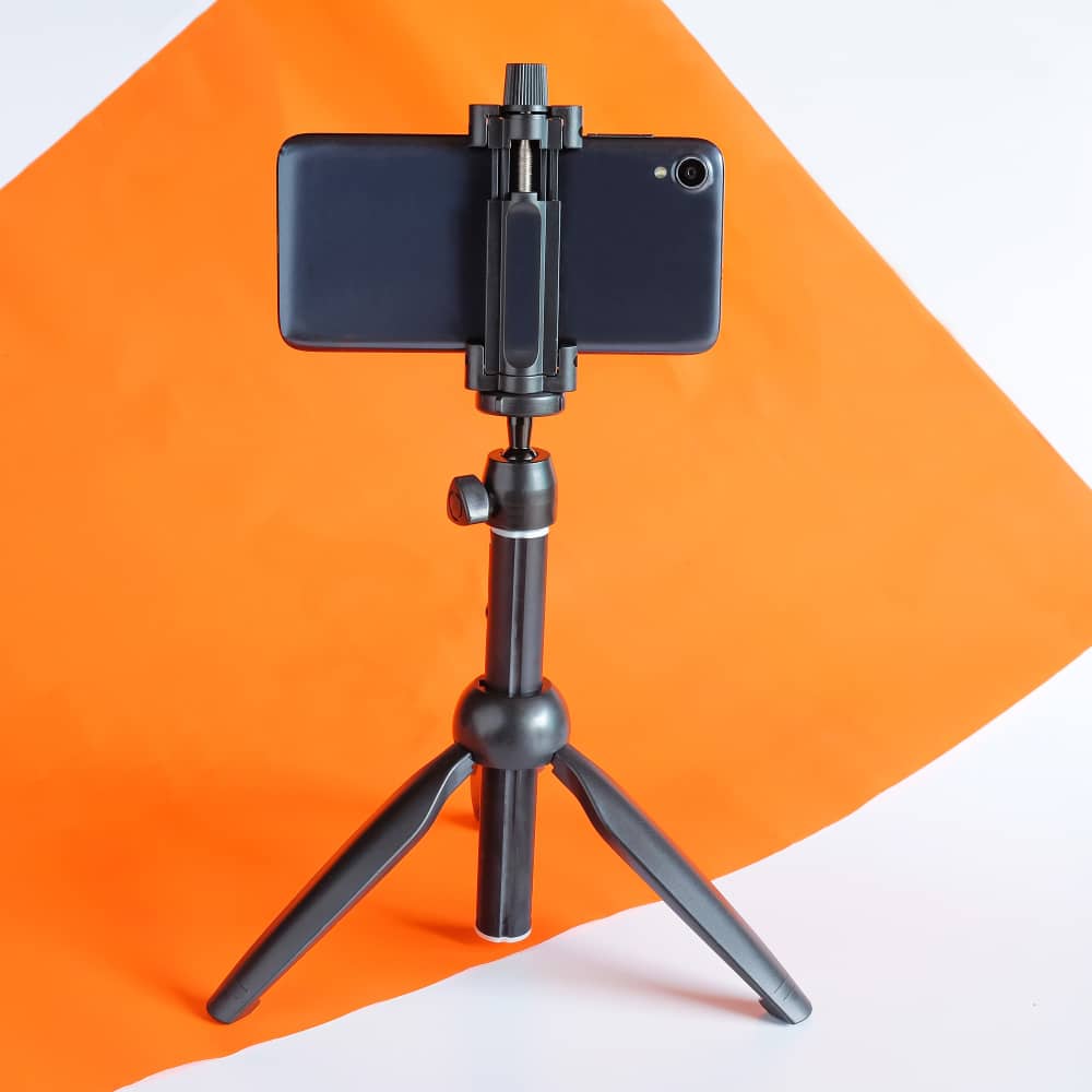 هاتف محمول معلق على حامل للتصوير