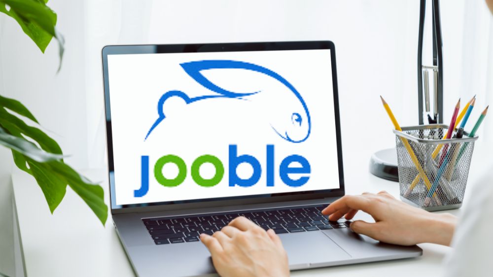 يد تكتب على لاب توب