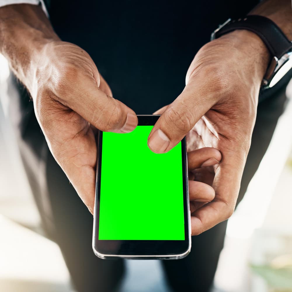 يد تمسك هاتف محمول