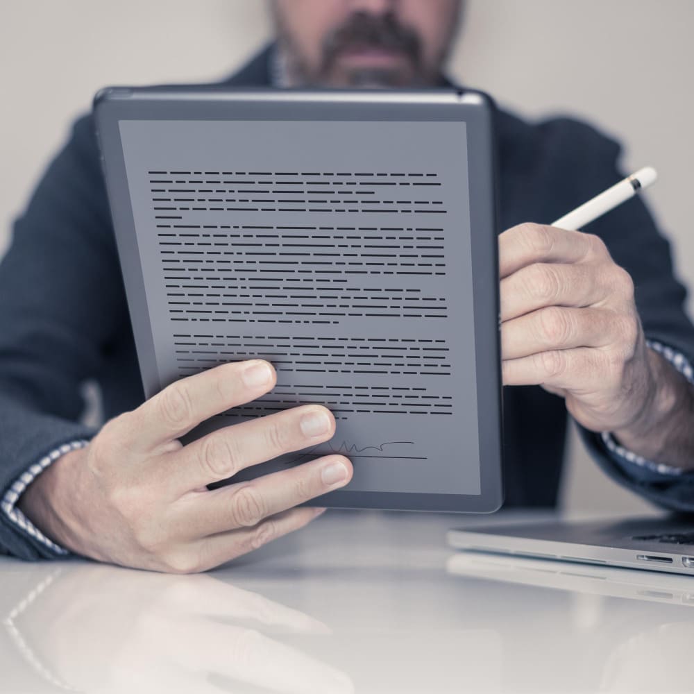 يد رجل تمسك قلم وتابلت