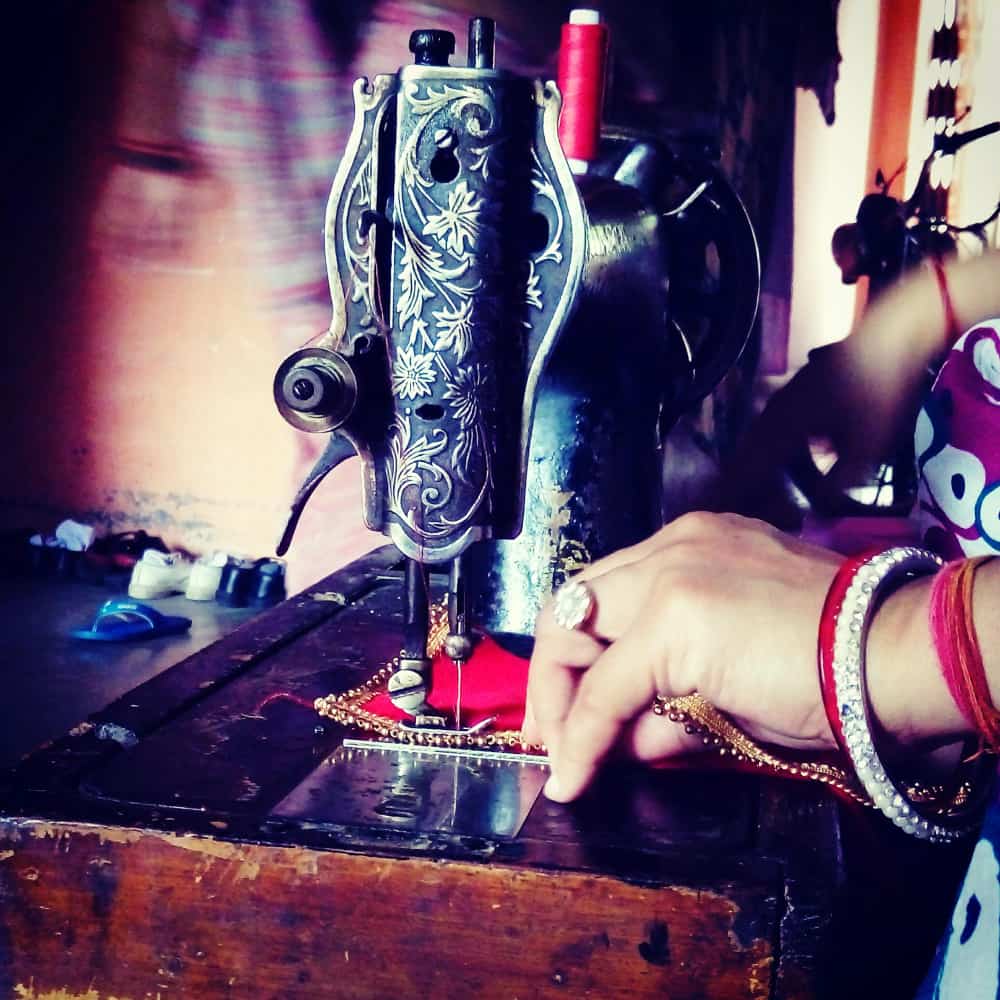 امرأة تستخدم ماكينة خياطة