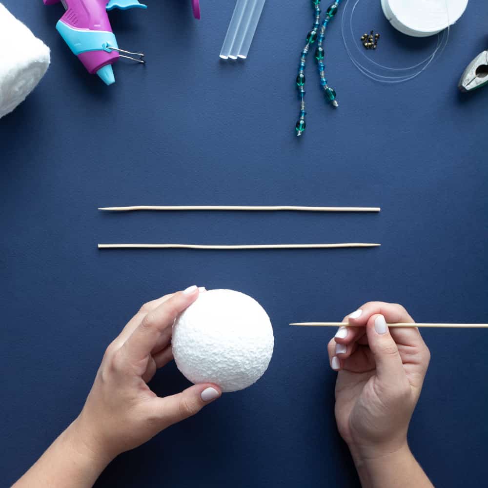 امرأة تصنع مشغولات يدوية