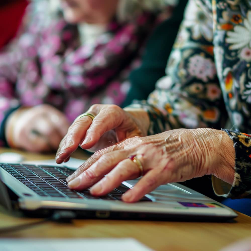 امرأة عجوز تكتب على لاب توب