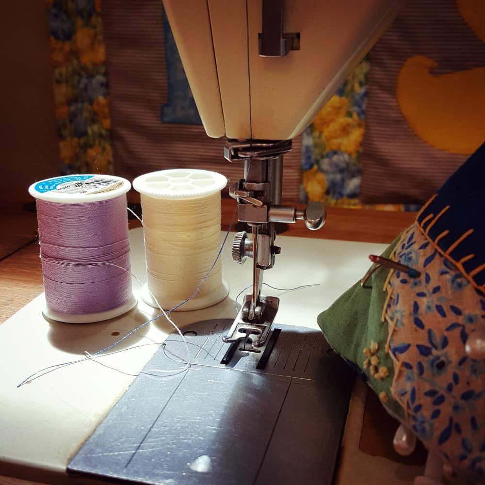 خيط وماكينة خياطة