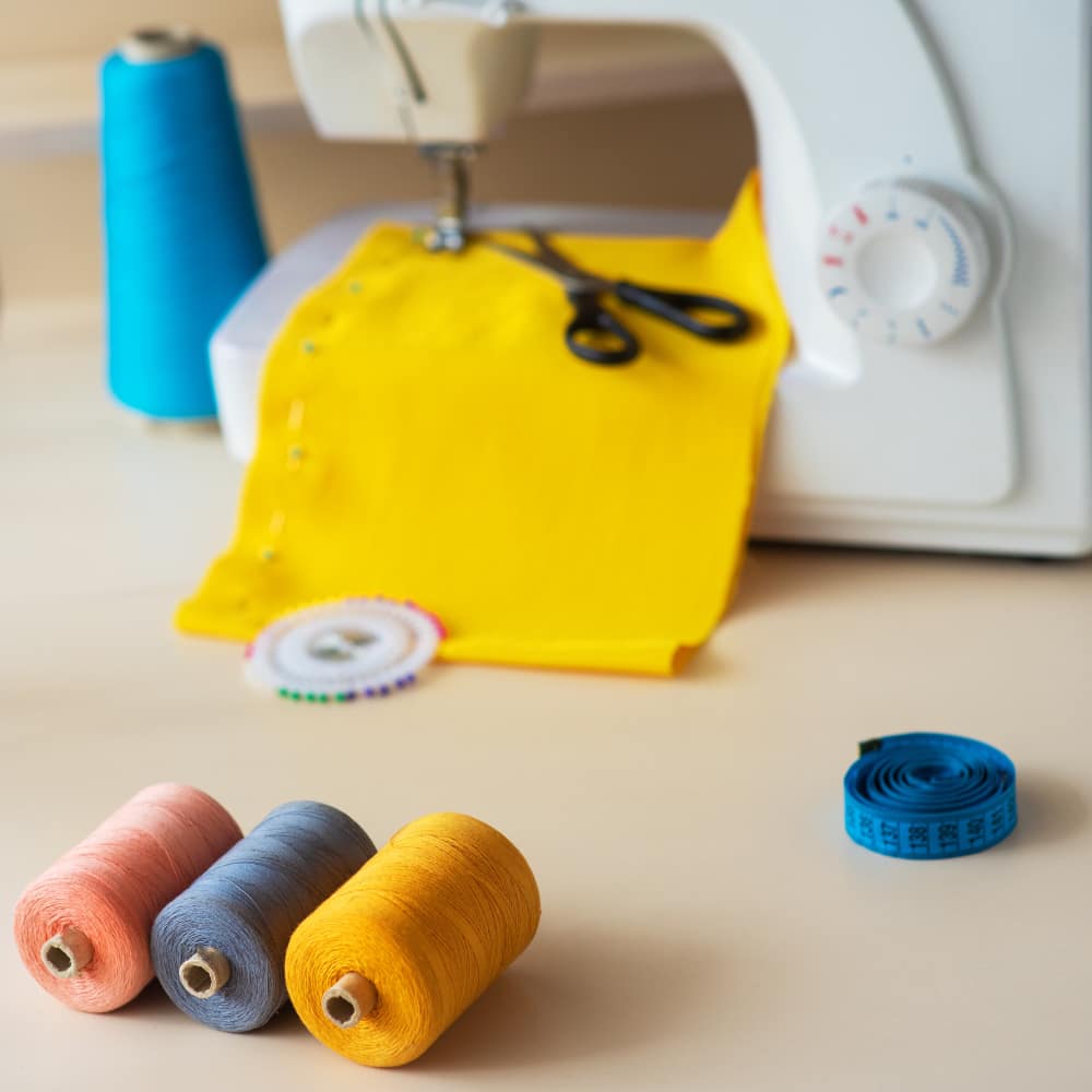 خيط وماكينة خياطة