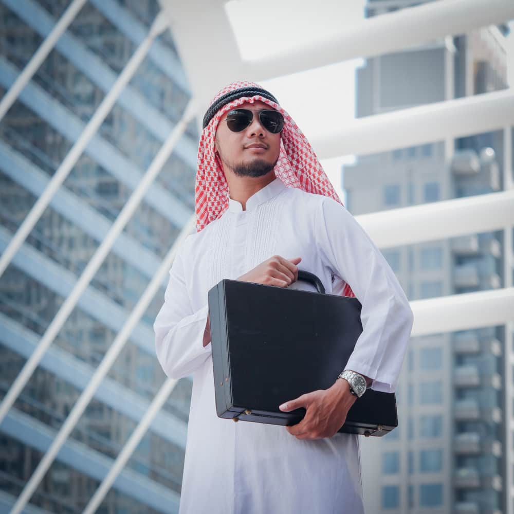 رجل سعودي يحمل حقيبة
