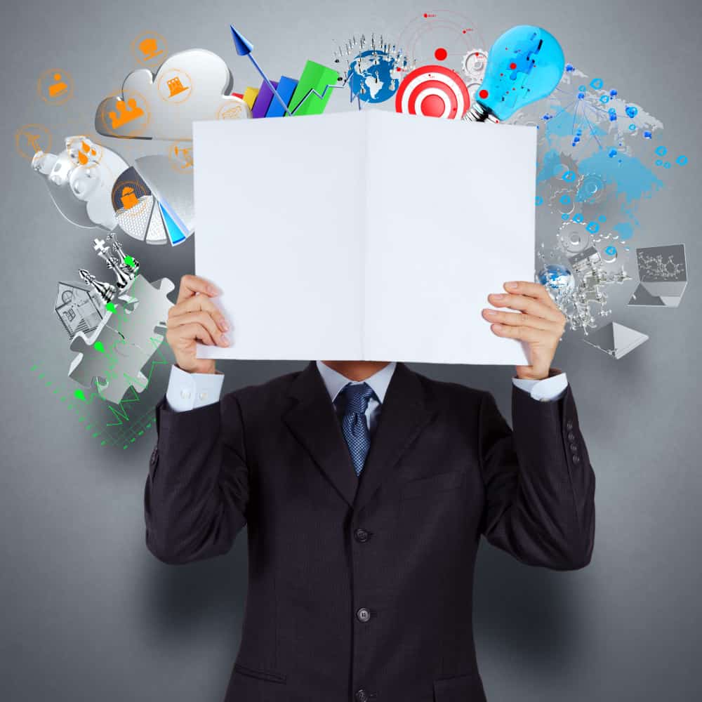 رجل يحمل ورقة تغطي وجهه