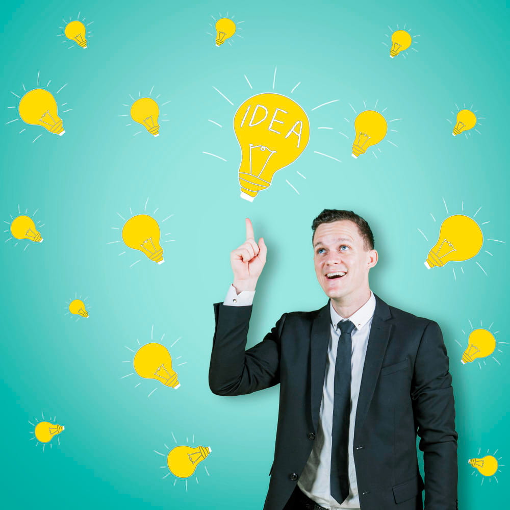 رجل يرتدي بدلة ويشير إلى فكرة