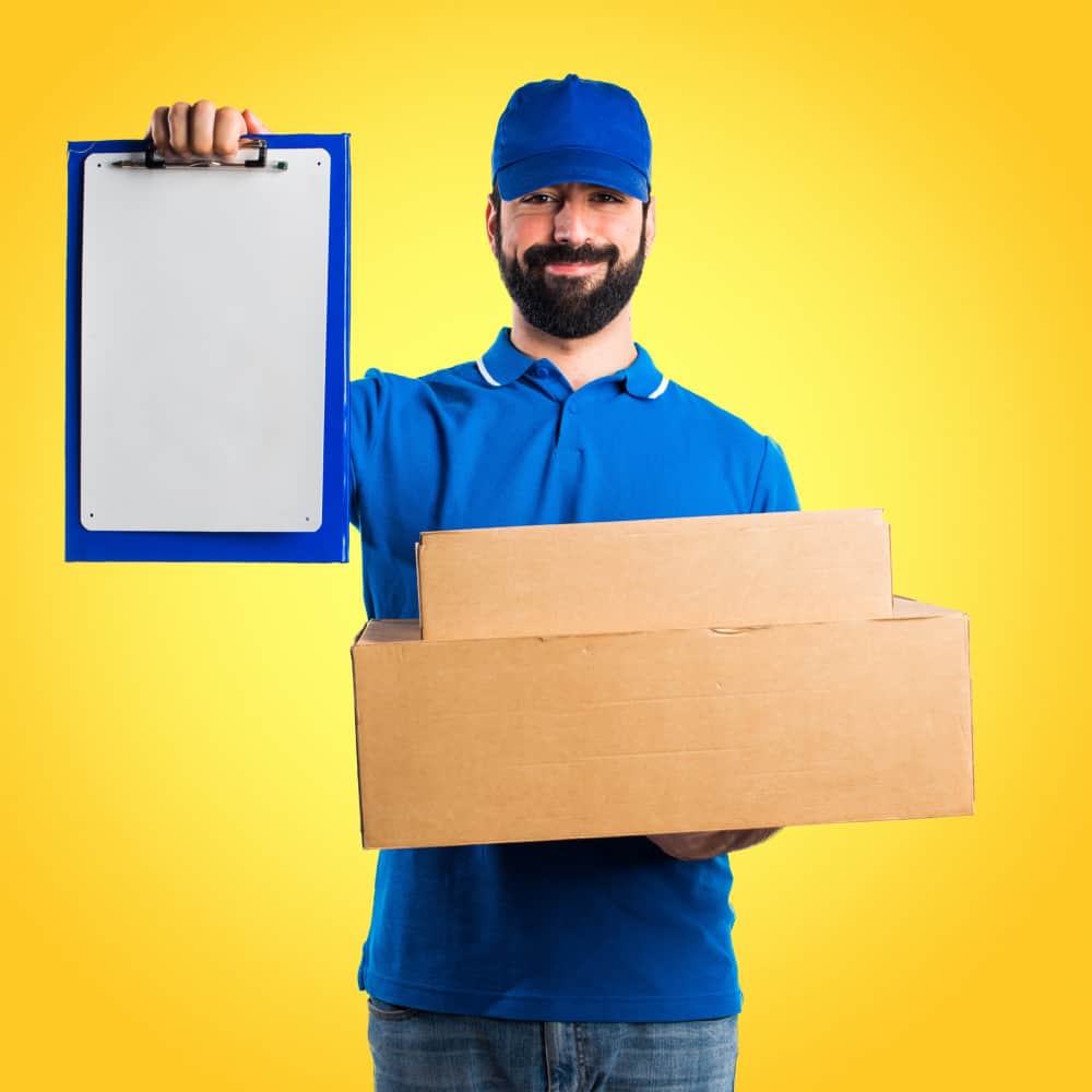 رجل يرتدي ملابس زرقاء ويحمل صناديق