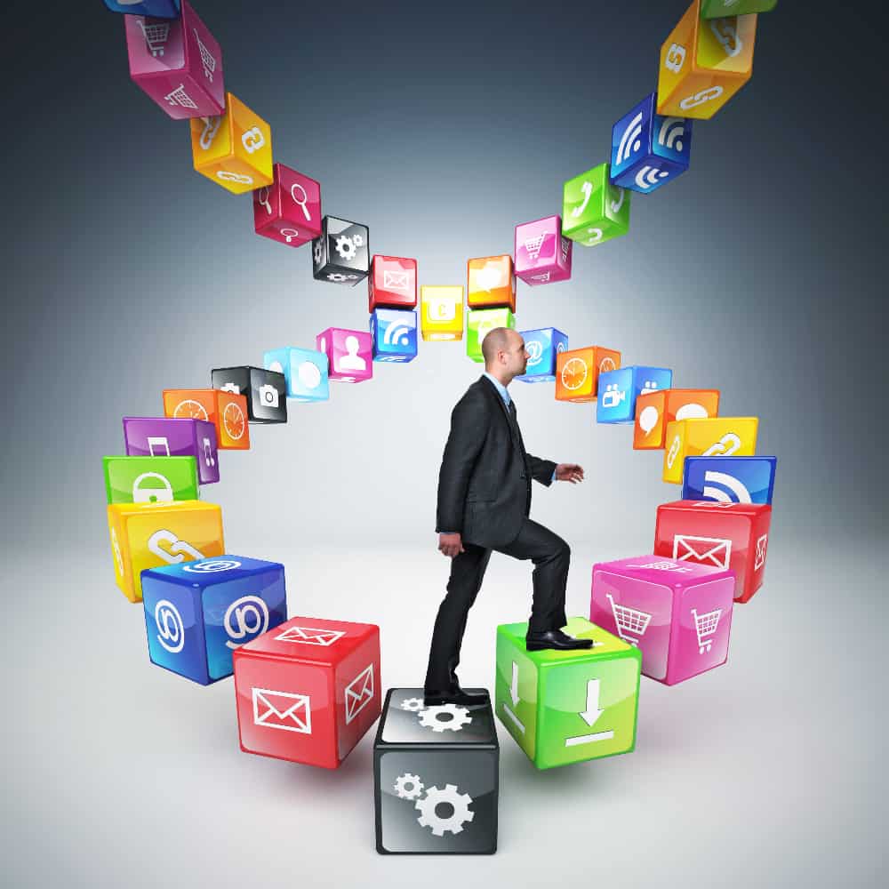 رجل يصعد على مكعبات تحمار شعار مواقع تواصل