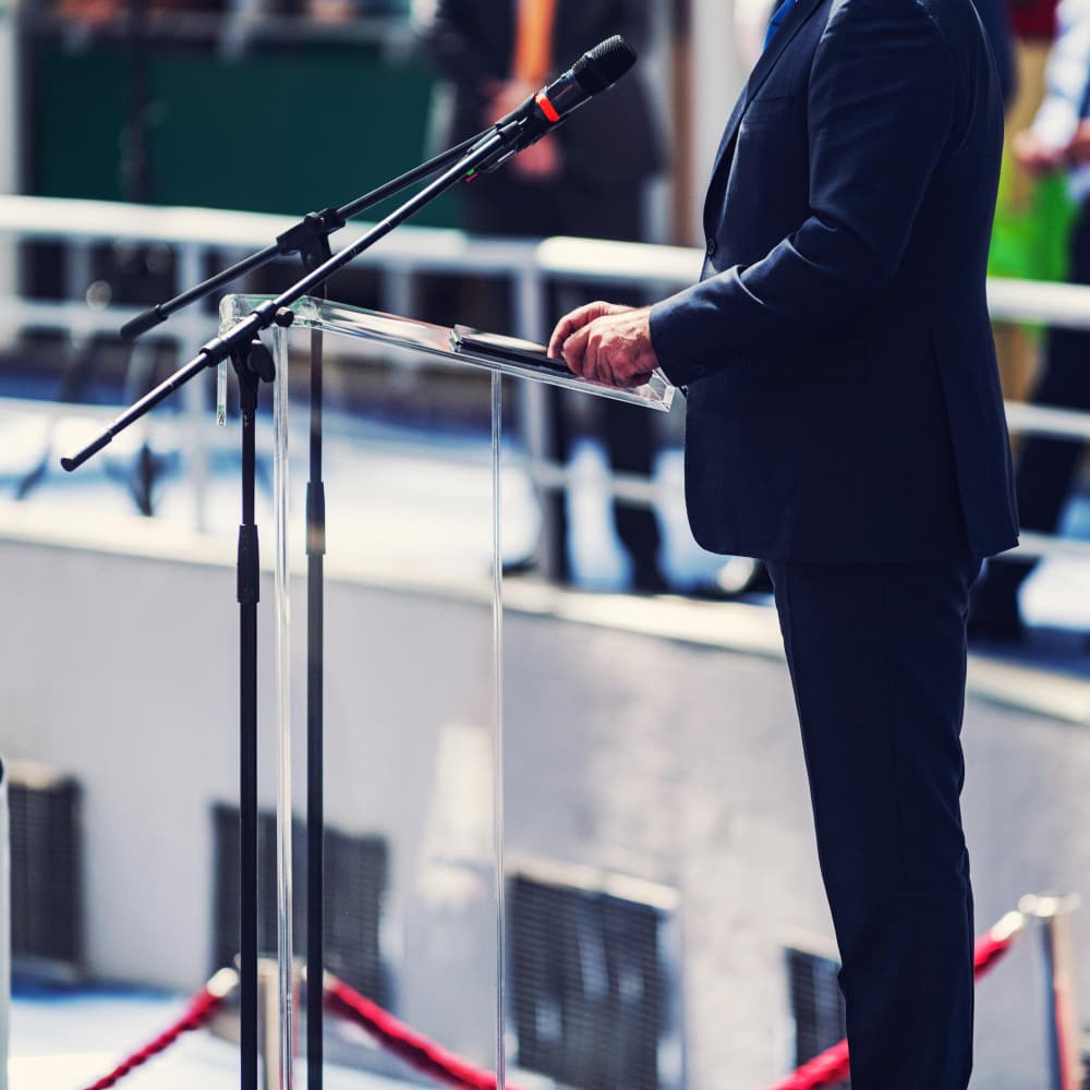 رجل يقف امام ميكروفون