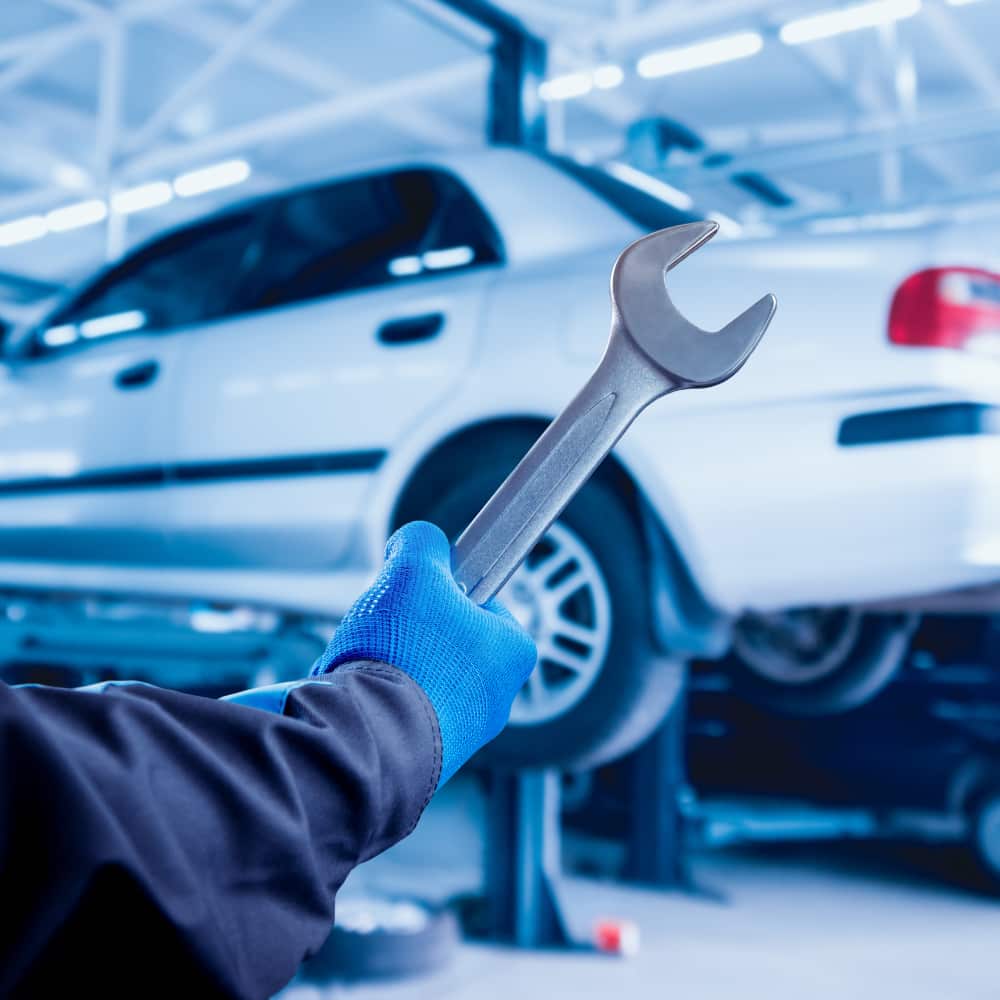 رجل يمسك أدوات تصليح سيارة