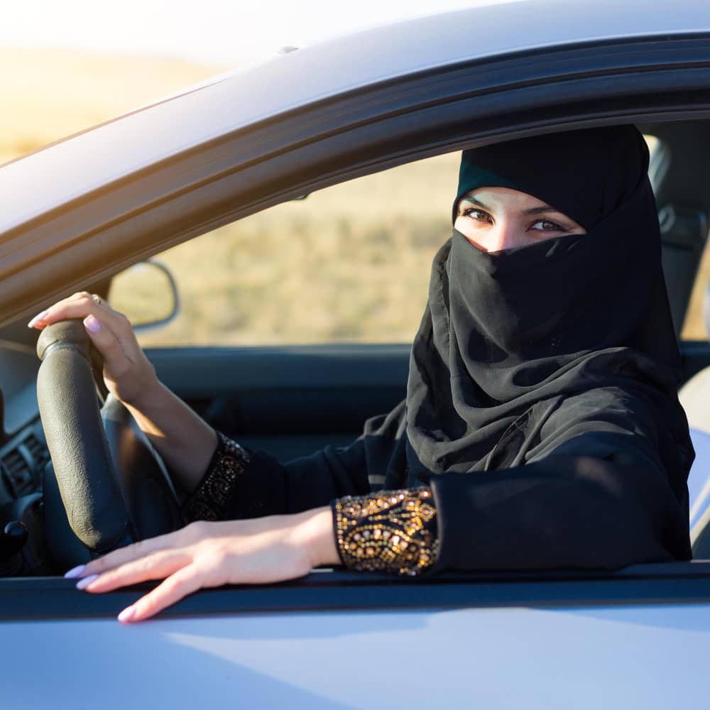 سيدة تقود سيارة