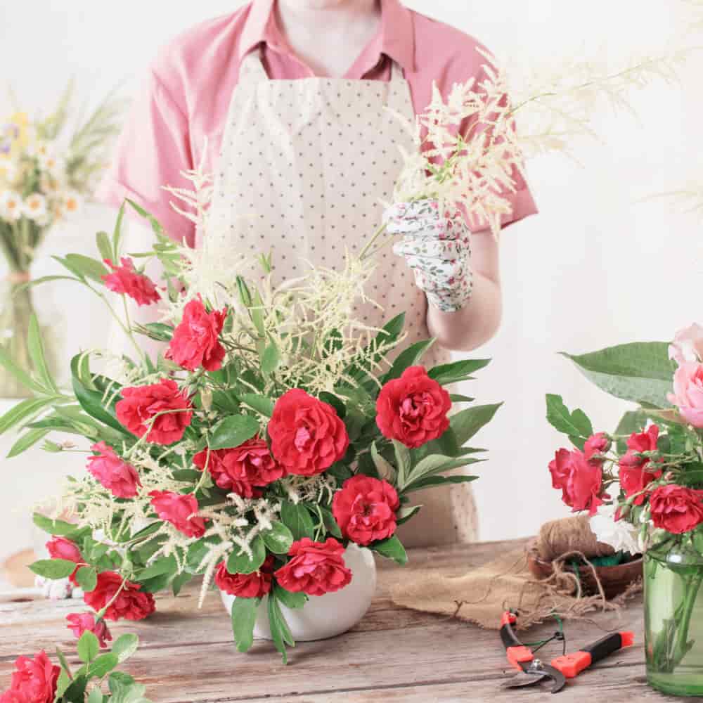 شخص يصنع باقة زهور