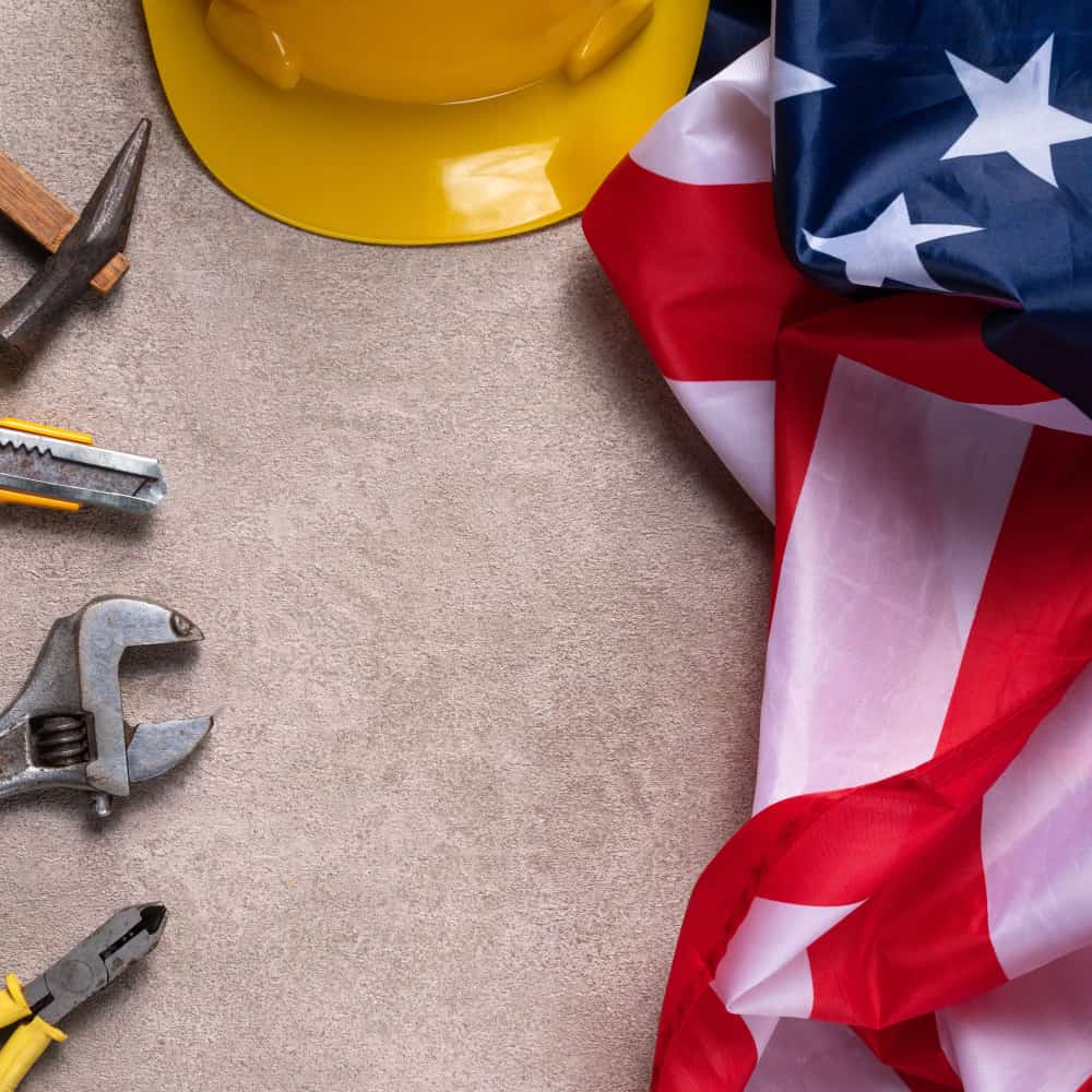 علم أمريكا وأدوات هندسية