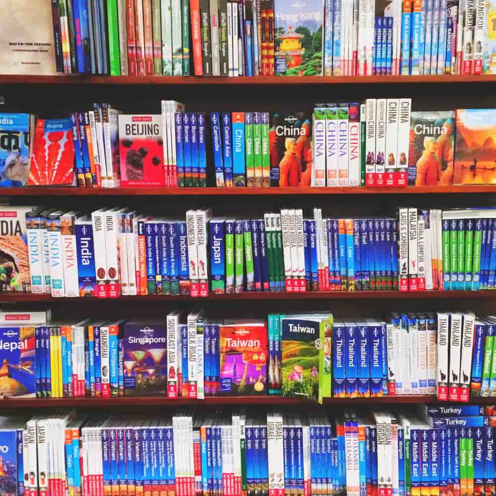 مكتبة تضم كتب عديدة