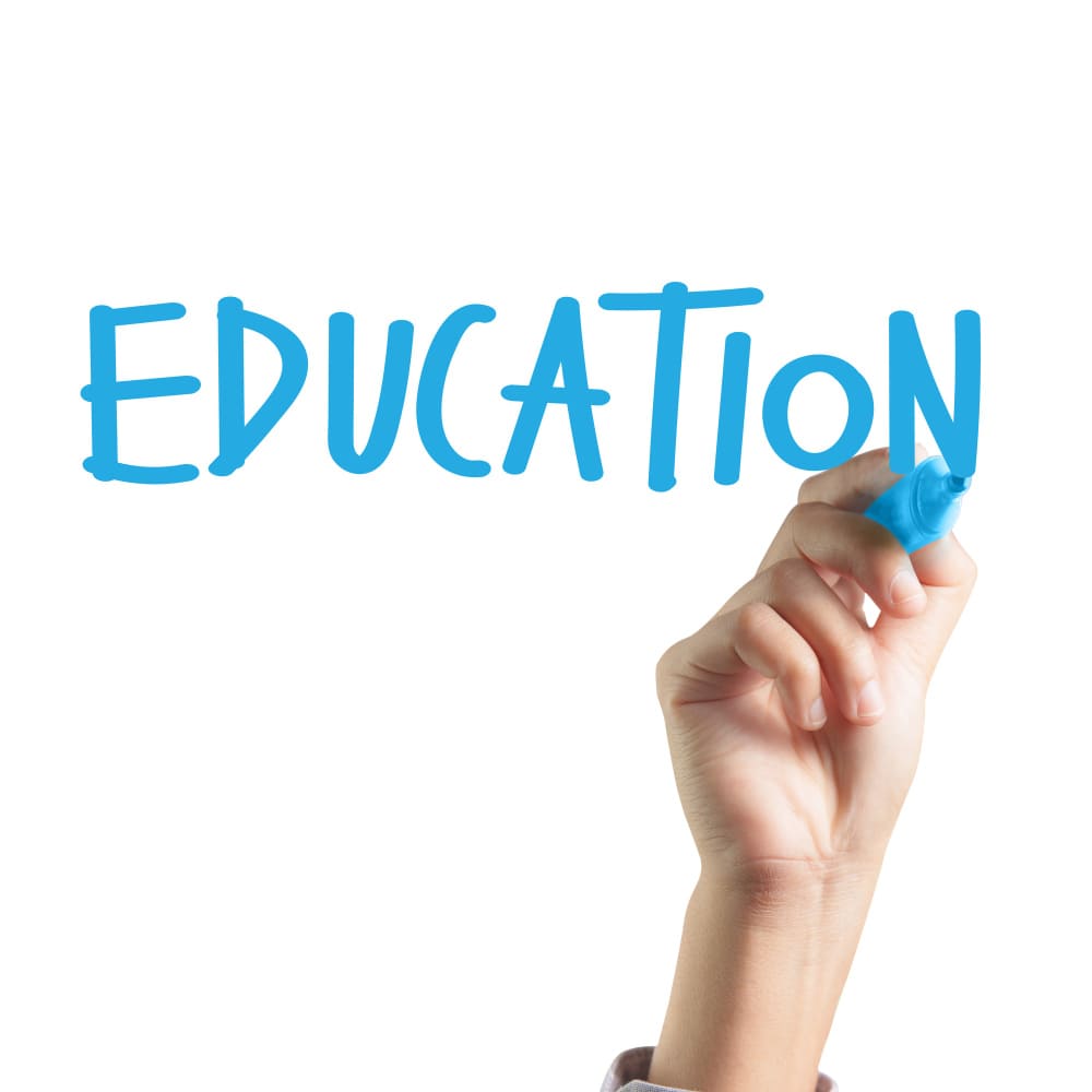 يد تكتب كلمة تعليم