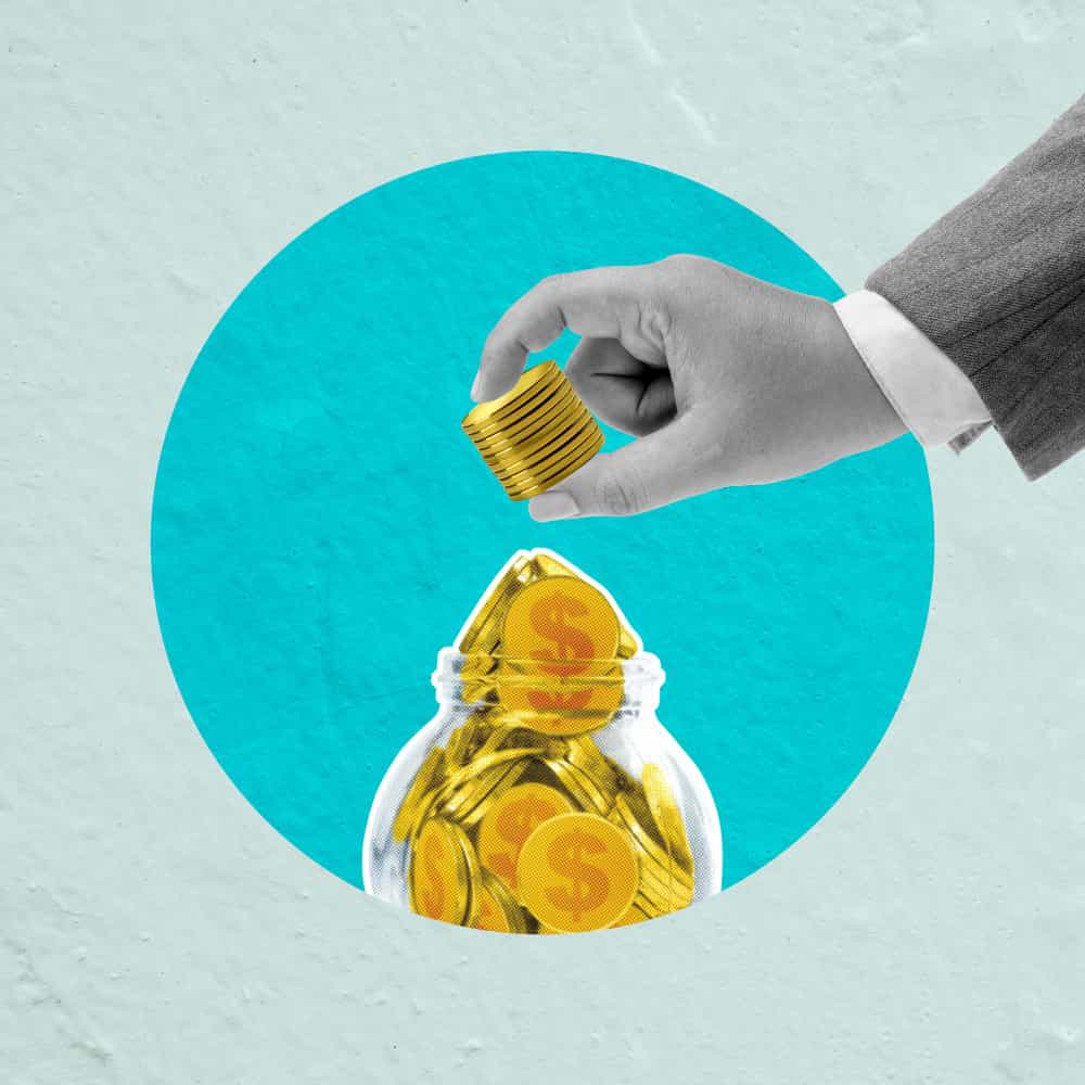 يد رجل تحمل نقود معدنية