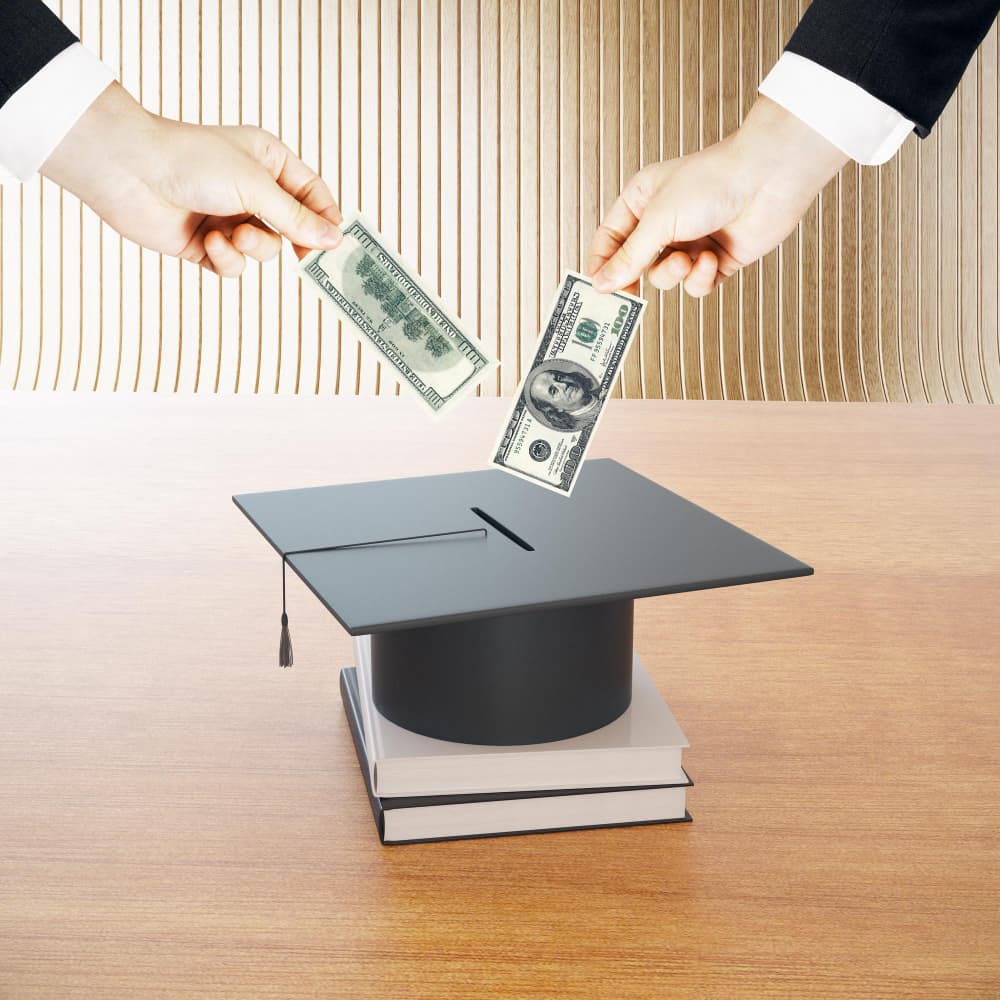 يدان تضعان نقود في كاب تخرج